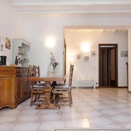 La Finestra Sul 2 Apartment *